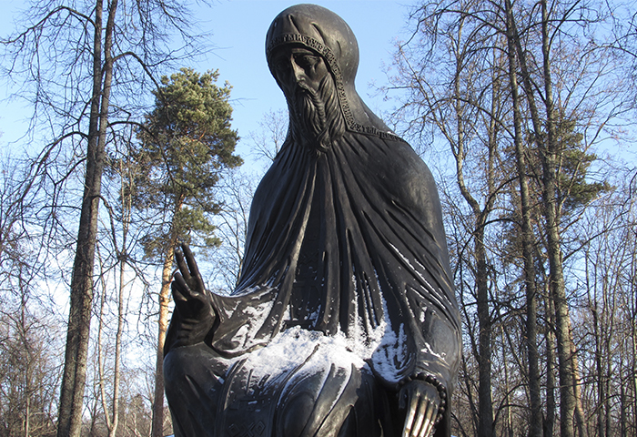 Памятник Савве у входа в Саввино-сторожевский монастырь Январь 2016
