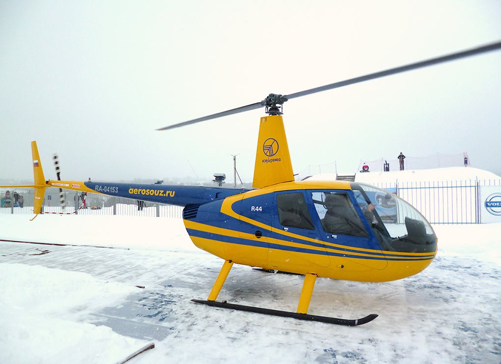 Robinson R44 - максимальная скорость - 240 км. / ч. Вместимость: 3 пассажира + 1 пилот