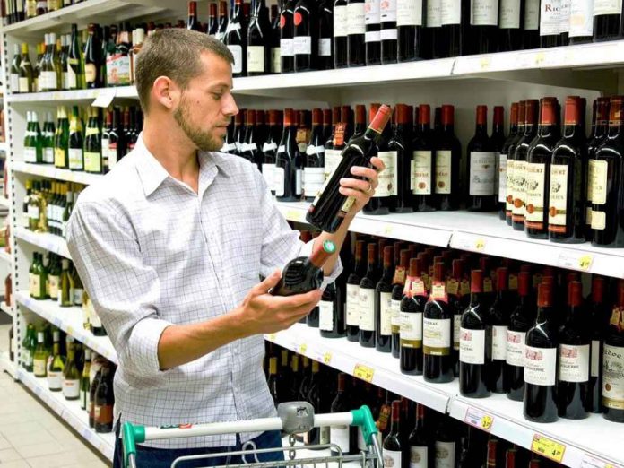 alcohol-buying Минпромторг хочет разрешить продажу алкоголя в магазинах маленькой площади