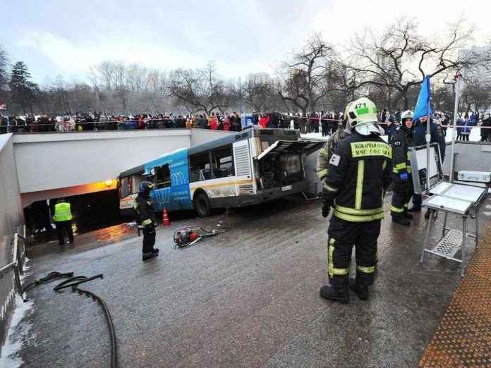 bus автобус сбил людей в переходе метро славянский бульвар